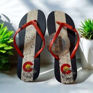 NWT COLORADO FLAG STRIPED FLIP FLOPS - WOMENS MEDIUM SIZE